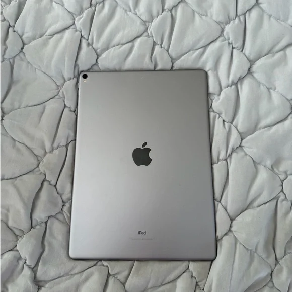 iPad Pro 12.9 Inch 2nd Generation. Excellent Condition - Picture 4 of 6